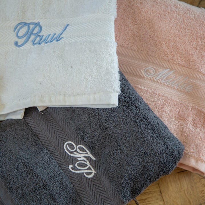Serviette de toilette brodée